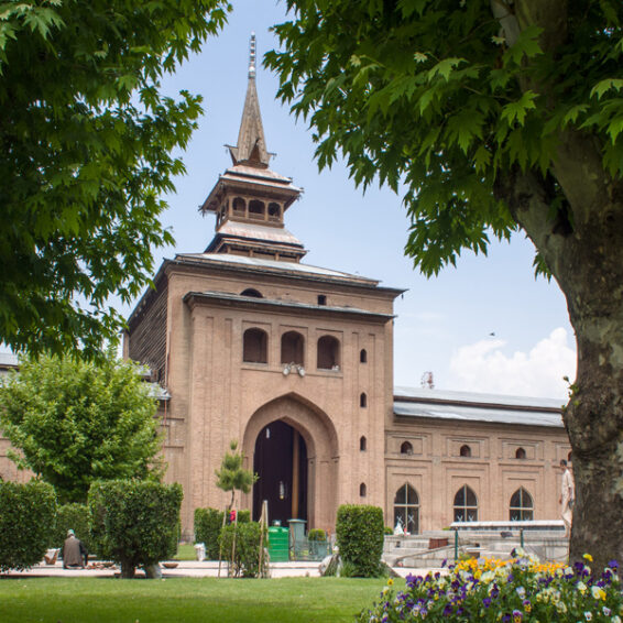 15 Famous Tourist Attractions to Visit in Kashmir