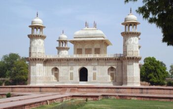 Top 15 Tourist Attractions in Agra