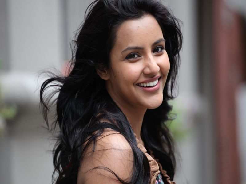 10 Unseen Photos of Priya Anand Without Makeup