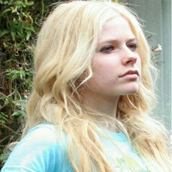 8 Avril Lavigne Photos Without Makeup