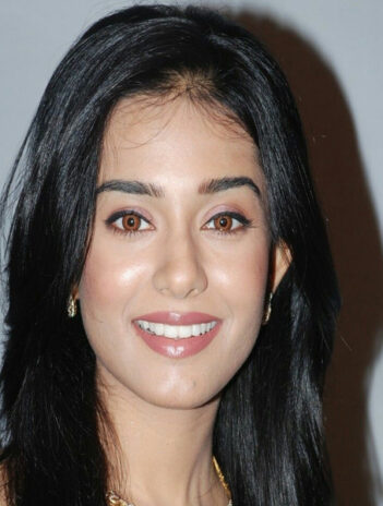 9 Amrita Rao Photos With and Without Makeup