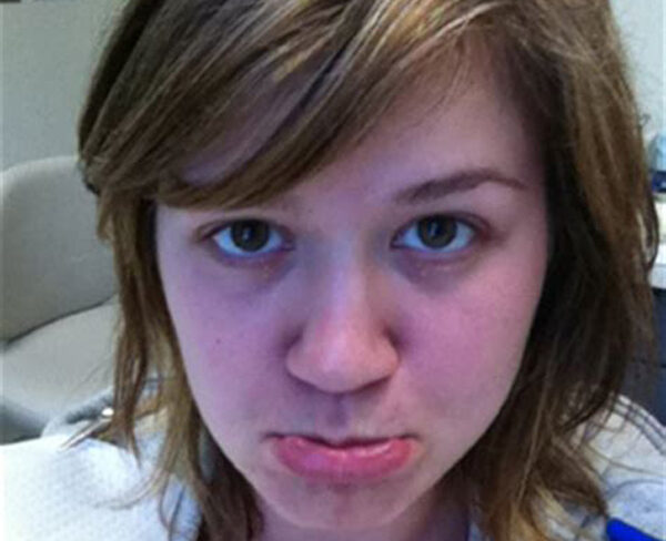 The 12 Best Photos of Kelly Clarkson Without Makeup